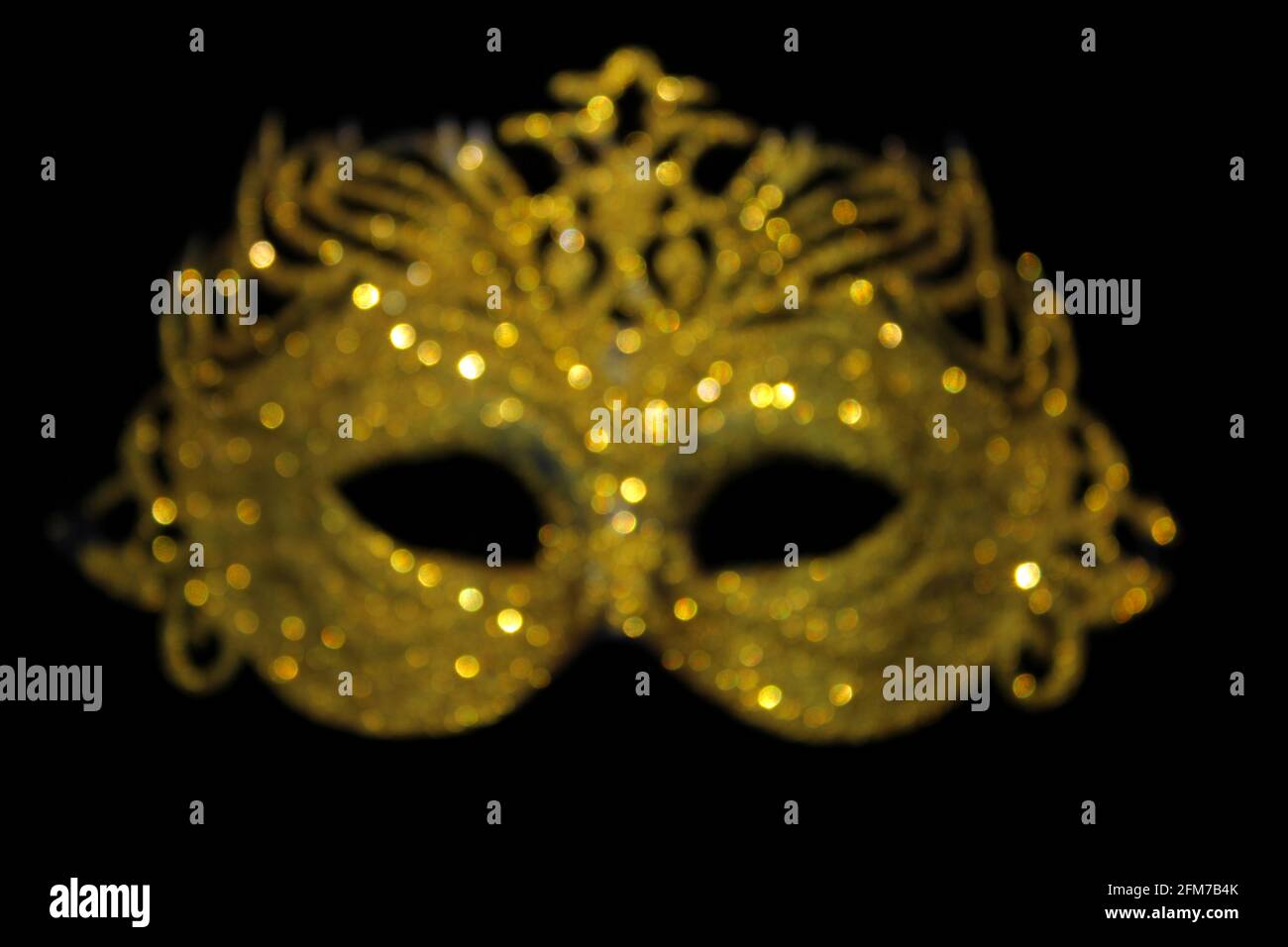 Maschera di Carnevale Bokeh con glitter oro sfocato Foto Stock