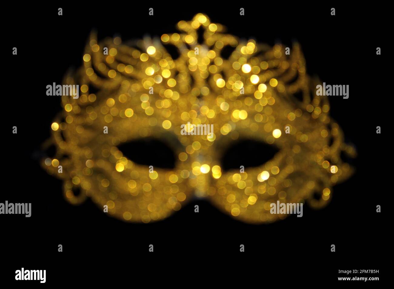 Maschera di Carnevale Bokeh con glitter oro sfocato Foto Stock
