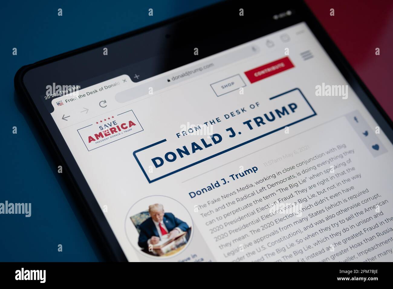 Il nuovo sito web di Donald Trump "From the Desk of Donald J Trump", visto sull'ipad, su sfondo rosso e blu. Concetto. Stafford, Regno Unito, 6 maggio Foto Stock