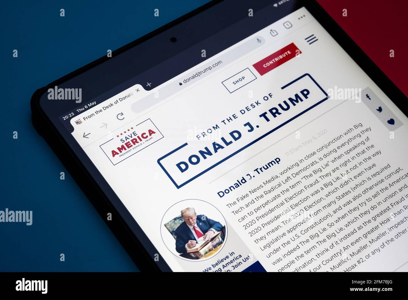 Il nuovo sito web di Donald Trump "From the Desk of Donald J Trump", visto sull'ipad, su sfondo rosso e blu. Concetto. Stafford, Regno Unito, 6 maggio Foto Stock