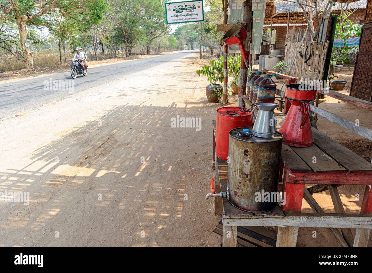 Stazione di servizio benzina rurale per motocicli a Nyaung U, Regione Mandalay, Myanmar (Birmania) Foto Stock