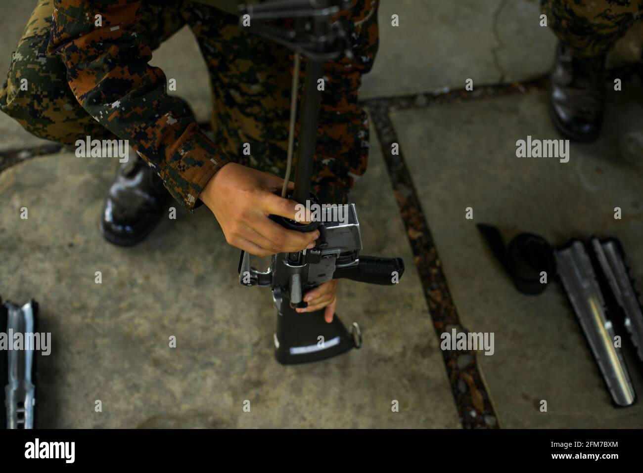 Un soldato esegue il fucile disarmante drill.il 7 maggio El Salvador celebra il giorno del soldato Salvadoran; le forze armate Salvadoran sono state fondate nel 1824. Attualmente, 194 donne sono in procinto di entrare nelle file delle forze armate. Foto Stock