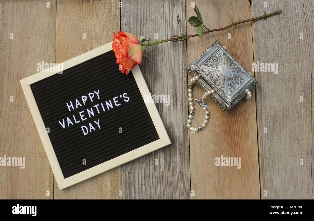 Happy San Valentino Sign con perle in Jewellery Box Foto Stock