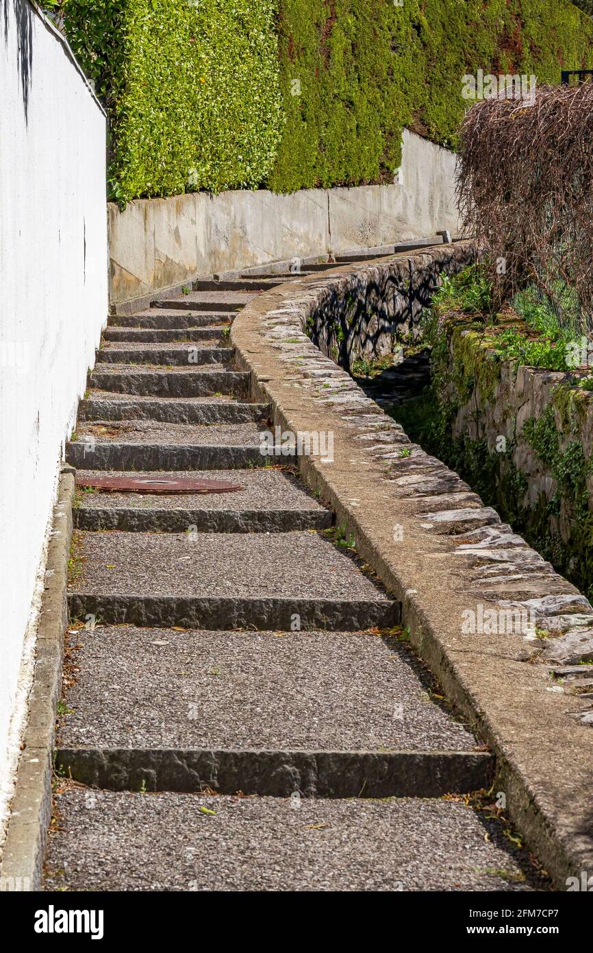 Una vecchia scala in pietra nel villaggio svizzero Morcote al lago Lugano Foto Stock