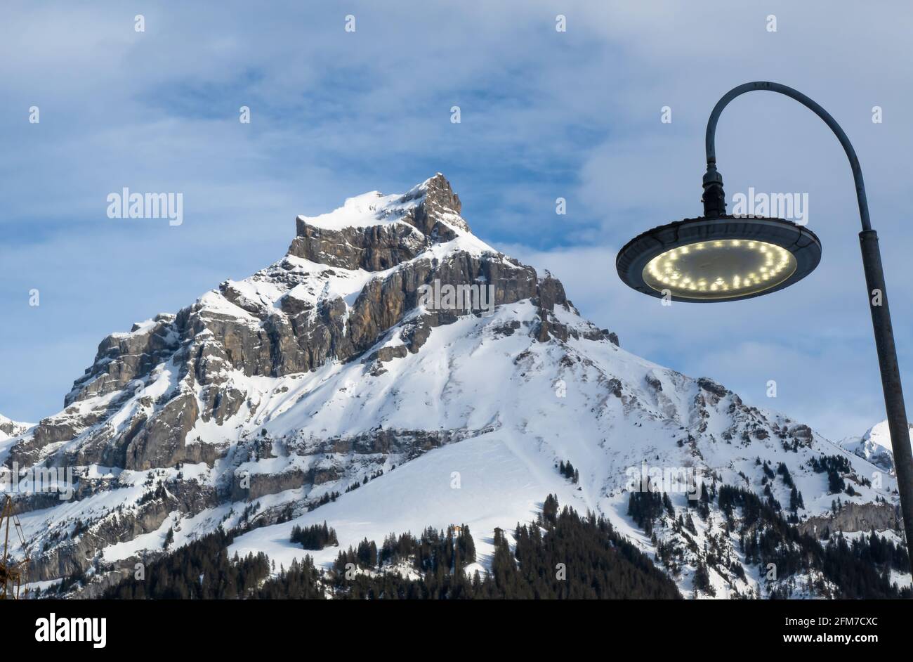 Fanale stradale a Engelberg con Monte Hahnen sullo sfondo Foto Stock