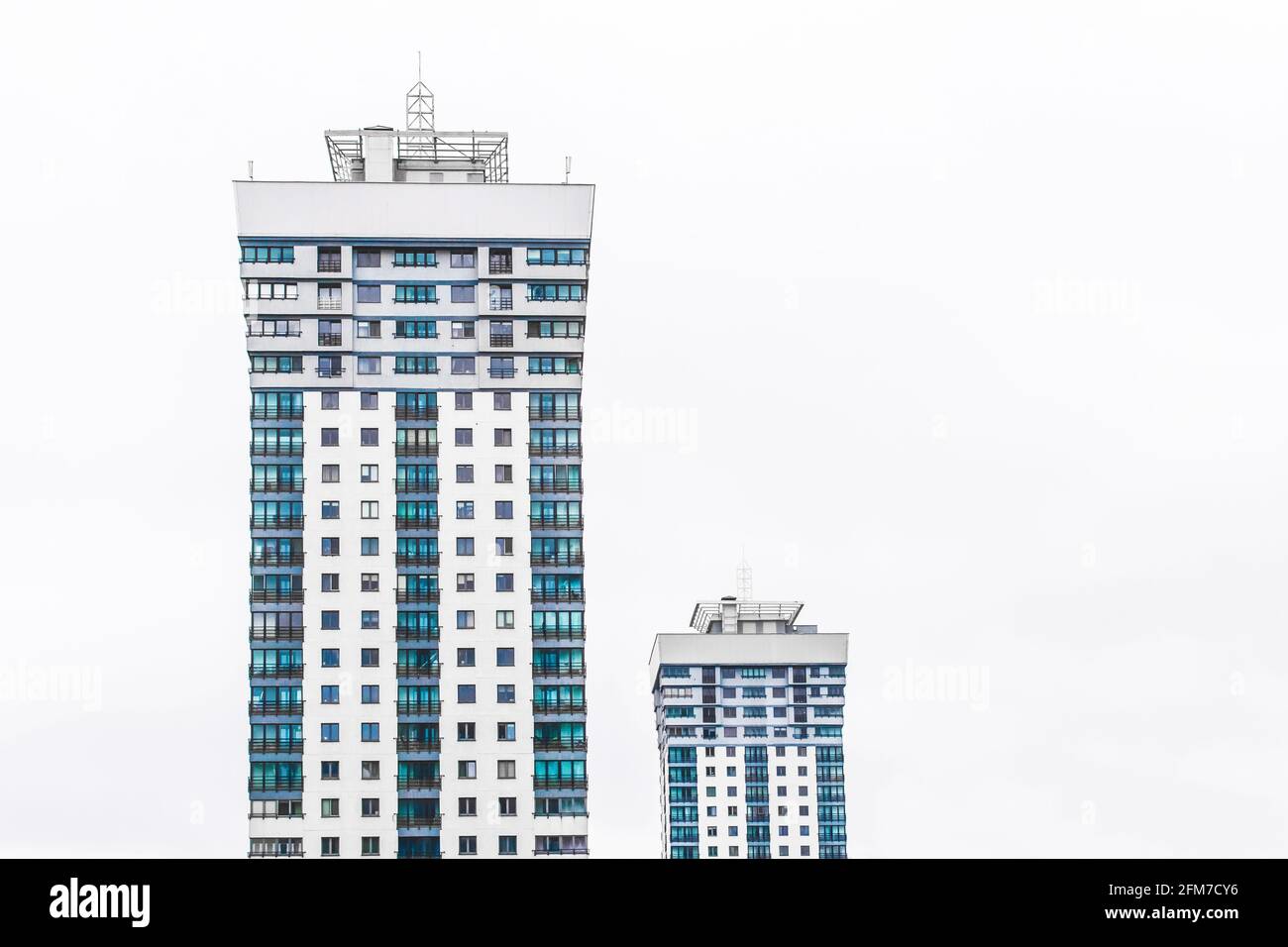 Nuovo ed alto edificio urbano di appartamenti, facciata di una casa residenziale Foto Stock