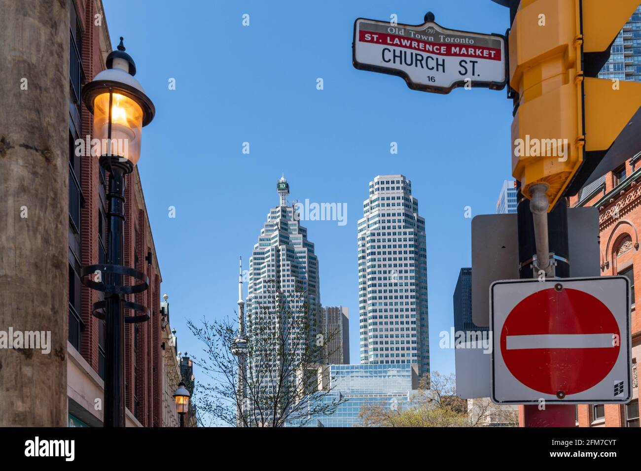 I due grattacieli di Brookfield Place incorniciati da diversi segnali stradali e da una luce pubblica che rimane accesa nonostante sia di giorno, Toronto, Canad Foto Stock