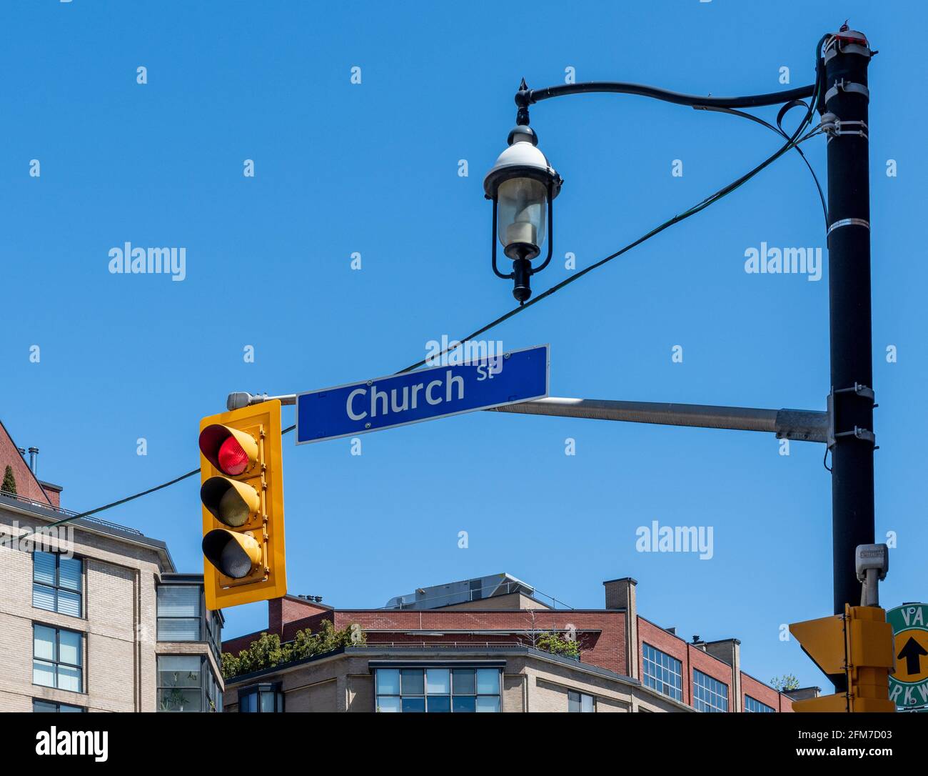 Segnale stradale e semaforo all'incrocio tra Church Street e Front Street nel quartiere della città vecchia di Toronto, Canada Foto Stock