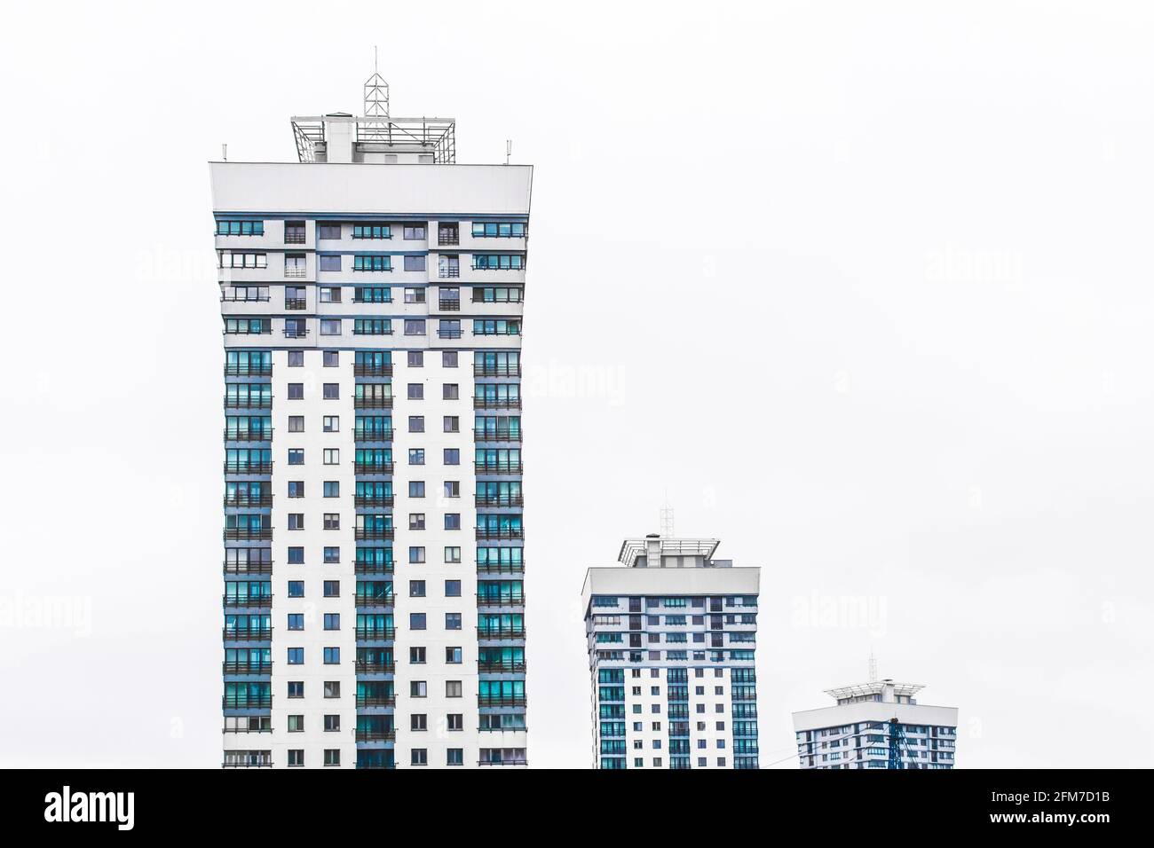 Nuovo ed alto edificio urbano di appartamenti, facciata di una casa residenziale Foto Stock