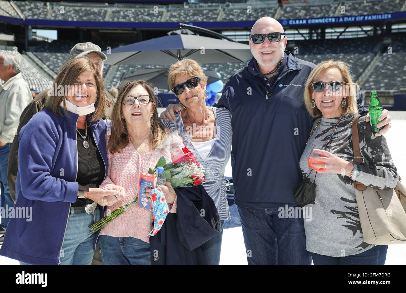 East Rutherford, New Jersey, Stati Uniti. 6 maggio 2021. Family Reunion Photo Call for CLEAR riunisce oltre 100 membri della famiglia separati durante il COVID per riunirsi per la prima volta, MetLife Stadium, East Rutherford, NJ 6 maggio 2021. Credit: CJ Rivera/Everett Collection/Alamy Live News Foto Stock
