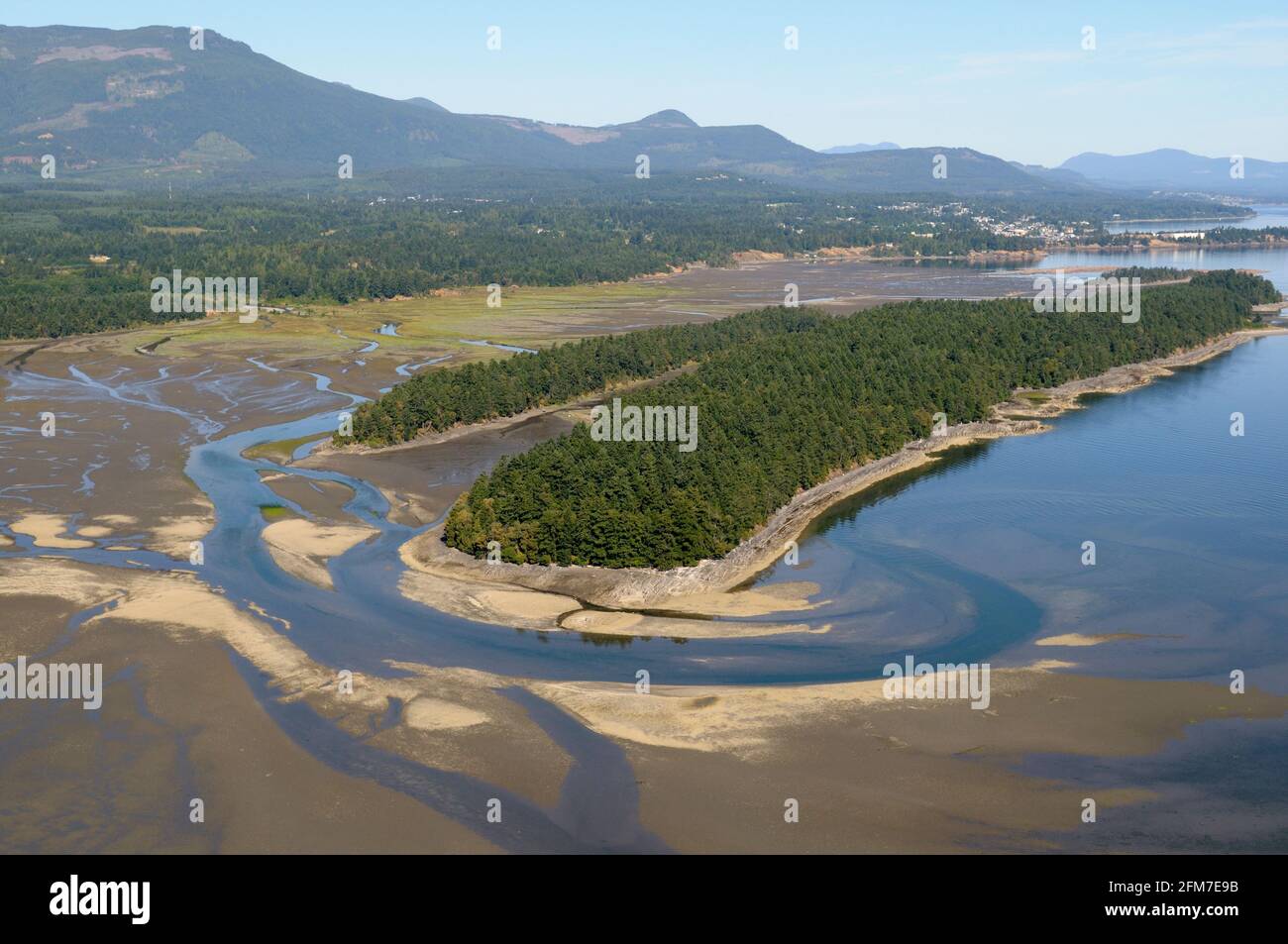 Foto aerea di Willy Island, Halalt Island Indian Reserve, Chemainus River Estuary, Chemainus Valley, British Columbia, Canada. Foto Stock