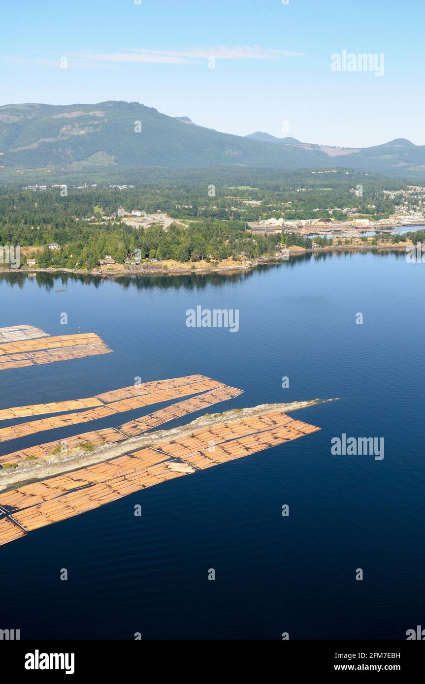 I bracci di tronchi immagazzinati nelle isole Shoal, l'estuario del fiume Chemainus, la valle di Chemainus. Fotografia aerea dell'isola di Vancouver, British Columbia, Canada. Foto Stock