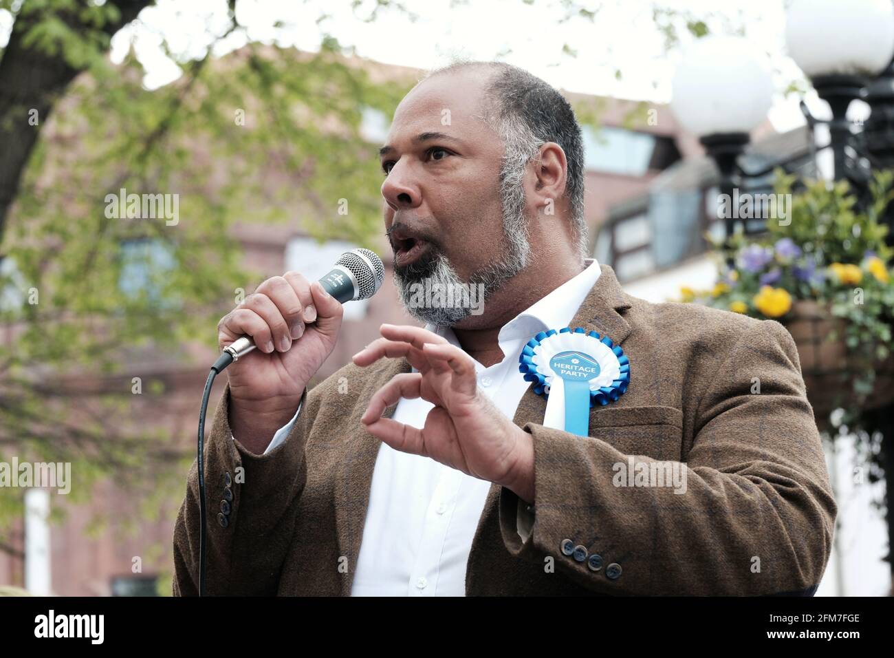 Candidato Mayoral di Londra per il Partito Culturale, David Kurten si rivolge ai manifestanti in una manifestazione contro i quartieri a basso traffico. Foto Stock