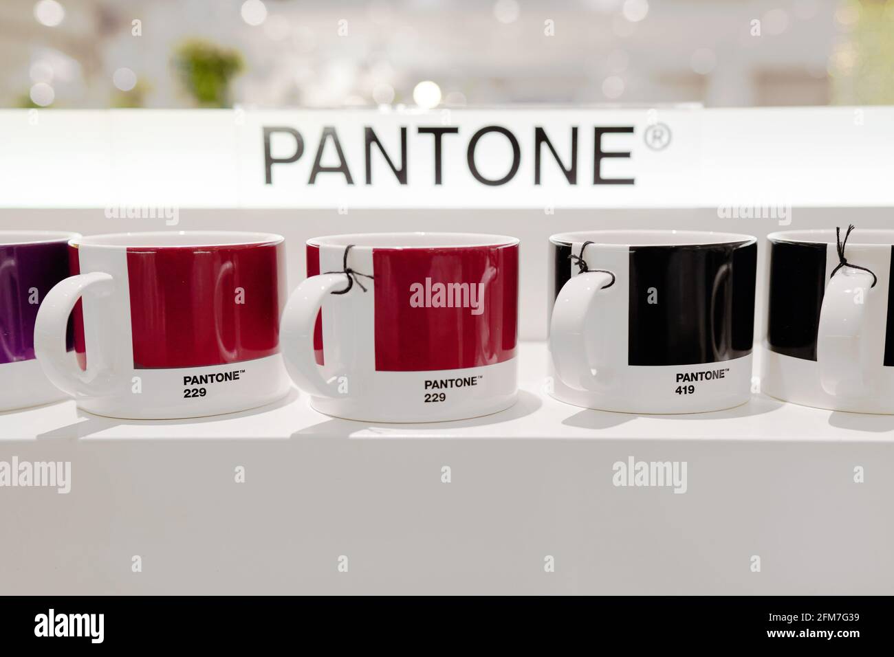 Milano - 15 dicembre 2020: Tazza Pantone su ripiano bianco Foto Stock