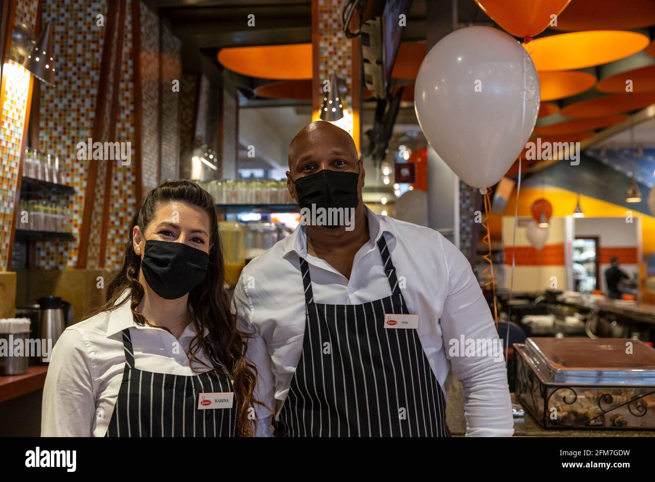 New York, NY - 6 maggio 2021: I camerieri Karina e Phil presenziano al senatore degli Stati Uniti Charles Schumer che segna la riapertura del ristorante Junior Cheesecake su Times Square Foto Stock