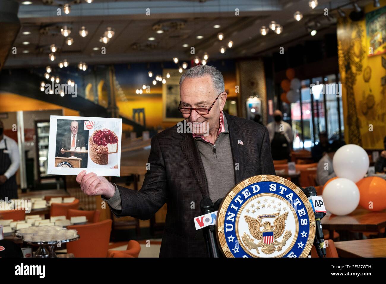 New York, NY - 6 maggio 2021: Il senatore degli Stati Uniti Charles Schumer segna la riapertura del ristorante Cheesecake di Junior su Times Square Foto Stock