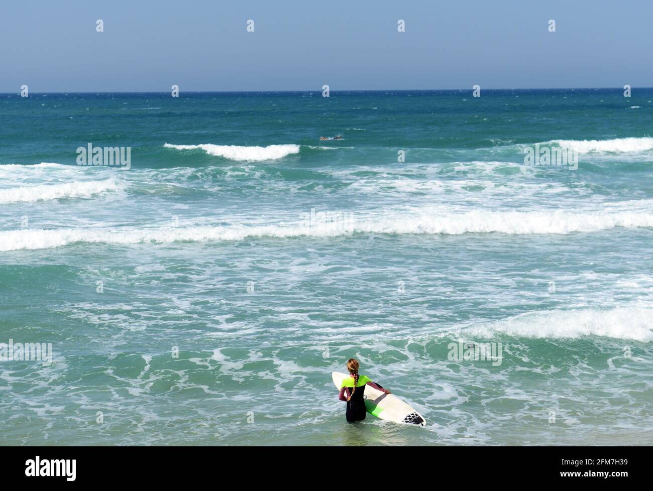 Un surfista che entra nel mare a Tel-Aviv, Israele. Foto Stock