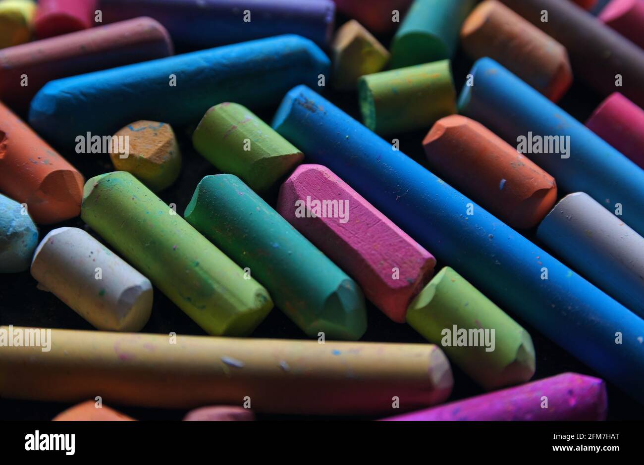 Il gesso colorato sulla tavola di gesso Foto Stock