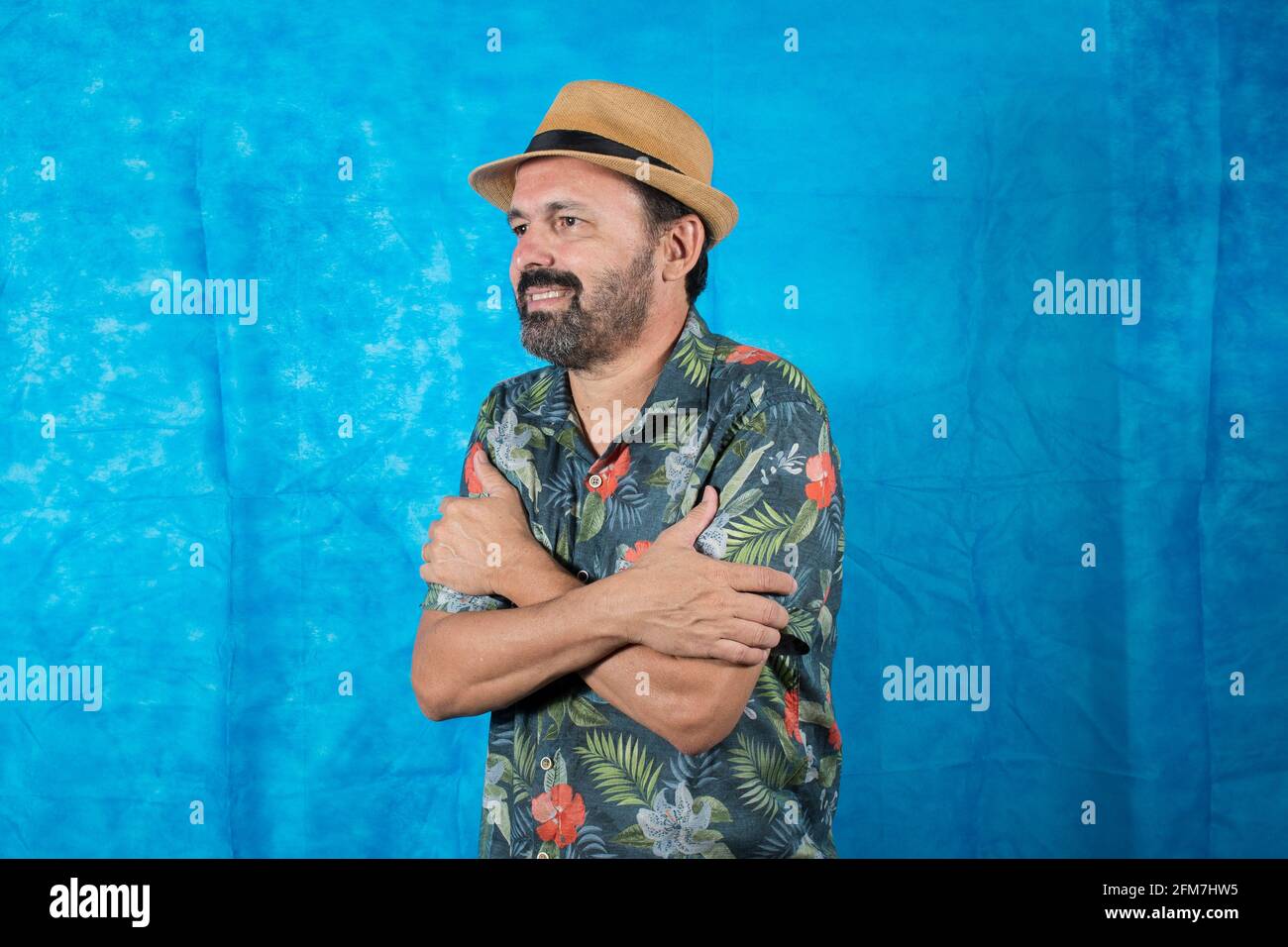 persona vestita come turista con una camicia stampata e. espressioni sul suo volto Foto Stock