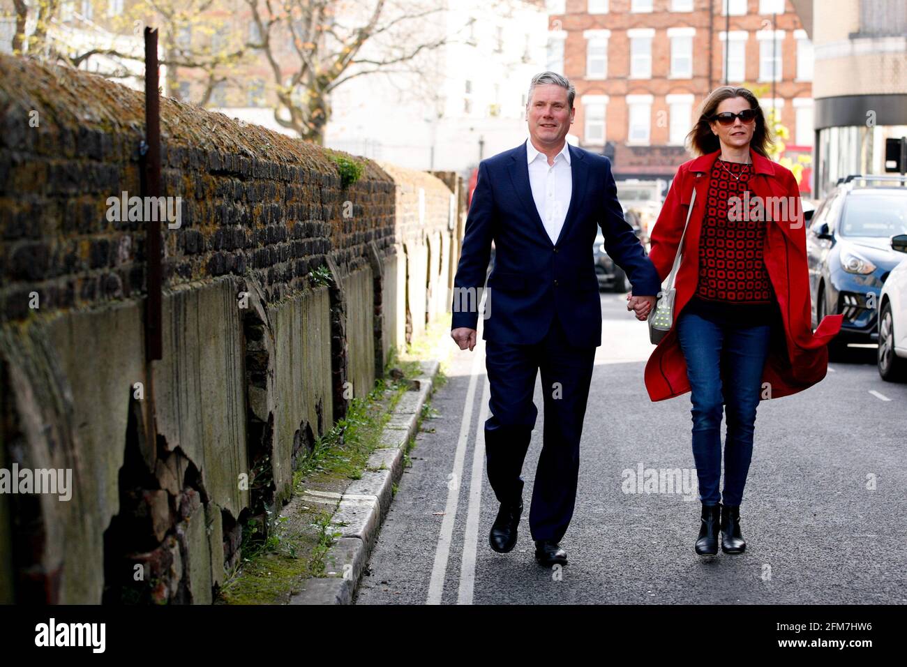 LONDRA, 7 maggio 2021 il leader britannico del Partito laburista Keir Starmer e sua moglie Victoria Starmer si recarono a una stazione elettorale per votare alle elezioni locali a Londra, in Gran Bretagna, il 6 maggio 2021. Milioni di elettori britannici si approdano a seggi elettorali per le elezioni locali in quello che i commentatori politici hanno soprannominato il Super Thursday, che è considerato un banco di prova importante per i principali leader dei partiti politici britannici. Credit: Xinhua/Alamy Live News Foto Stock