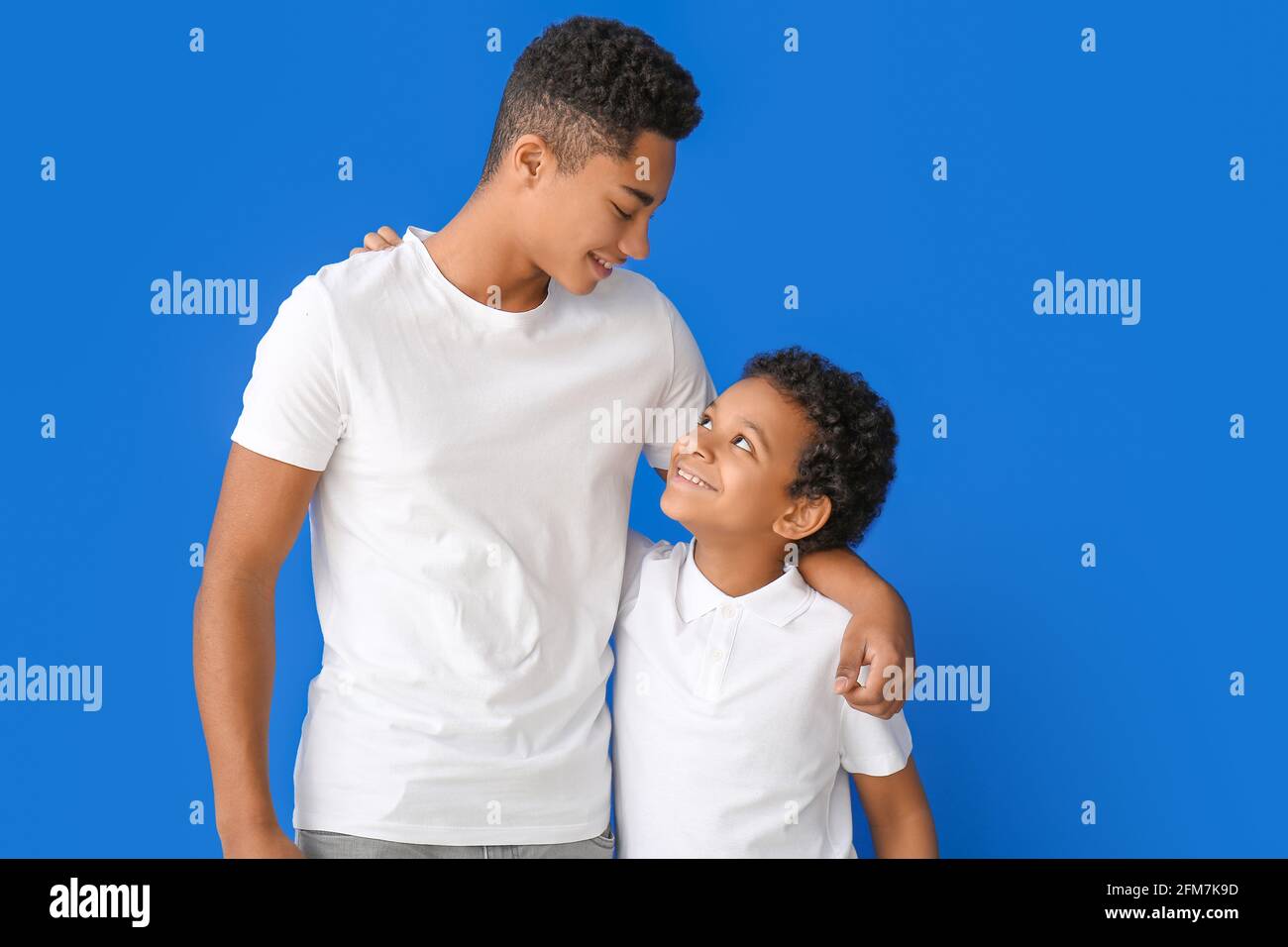 Ritratto di fratelli afroamericani su sfondo a colori Foto Stock