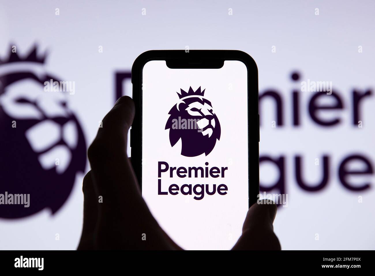 LONDRA, Regno Unito - Maggio 2021: Logo del campionato di calcio Premier sullo schermo di uno smartphone Foto Stock