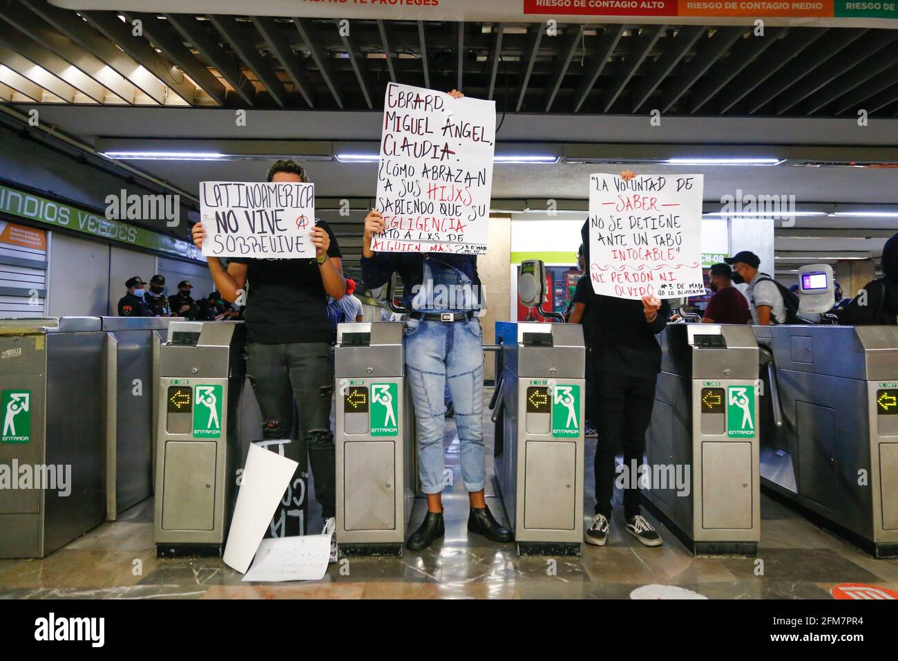 Messico, Messico. 06 maggio 2021. I manifestanti sono in possesso di cartelli che incoraggiano gli utenti a non pagare il costo dei biglietti all'interno delle strutture del sistema collettivo metropolitano durante la dimostrazione. Varie manifestazioni si sono svolte a Città del Messico dopo il crollo di un cavalcavia della metropolitana, uccidendo almeno 25 persone il 3 maggio. Credit: SOPA Images Limited/Alamy Live News Foto Stock