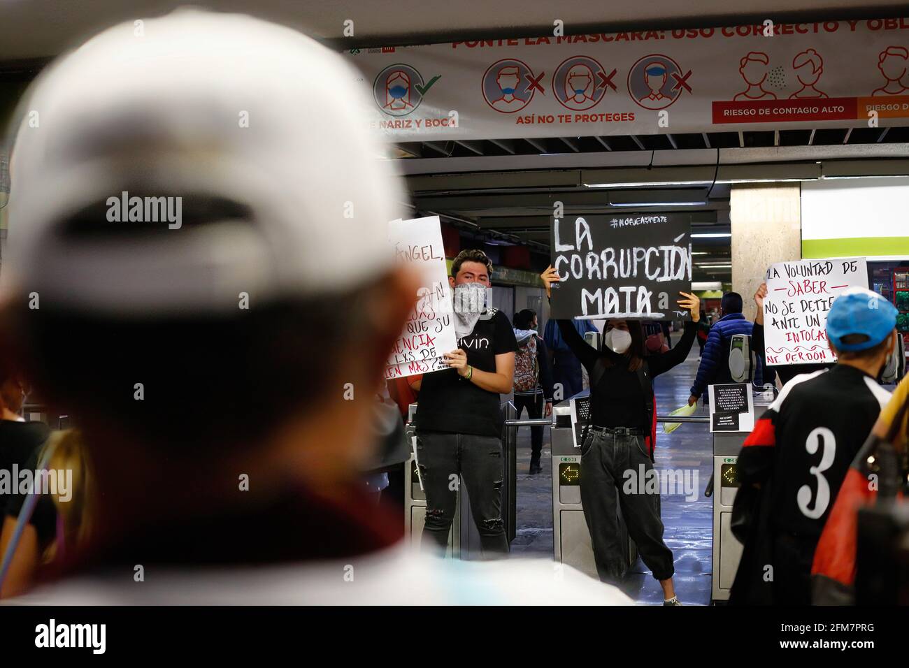 Messico, Messico. 06 maggio 2021. I manifestanti sono in possesso di cartelli che incoraggiano gli utenti a non pagare il costo dei biglietti all'interno delle strutture del sistema collettivo metropolitano durante la dimostrazione. Varie manifestazioni si sono svolte a Città del Messico dopo il crollo di un cavalcavia della metropolitana, uccidendo almeno 25 persone il 3 maggio. Credit: SOPA Images Limited/Alamy Live News Foto Stock
