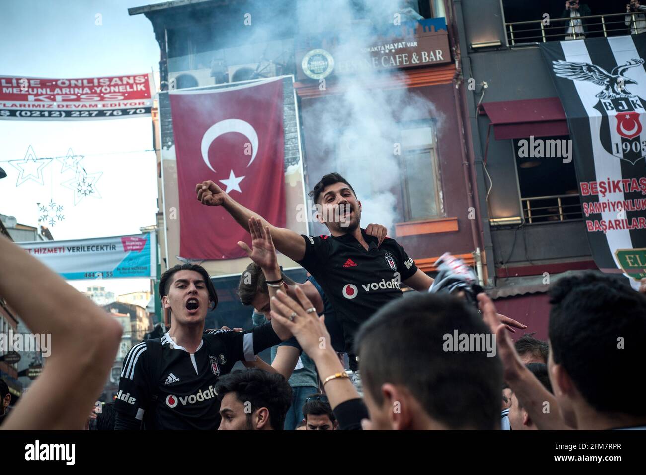 Besiktas Carsi tifosi di calcio cantano canzoni prima di una partita a  Istanbul, Turchia Foto stock - Alamy