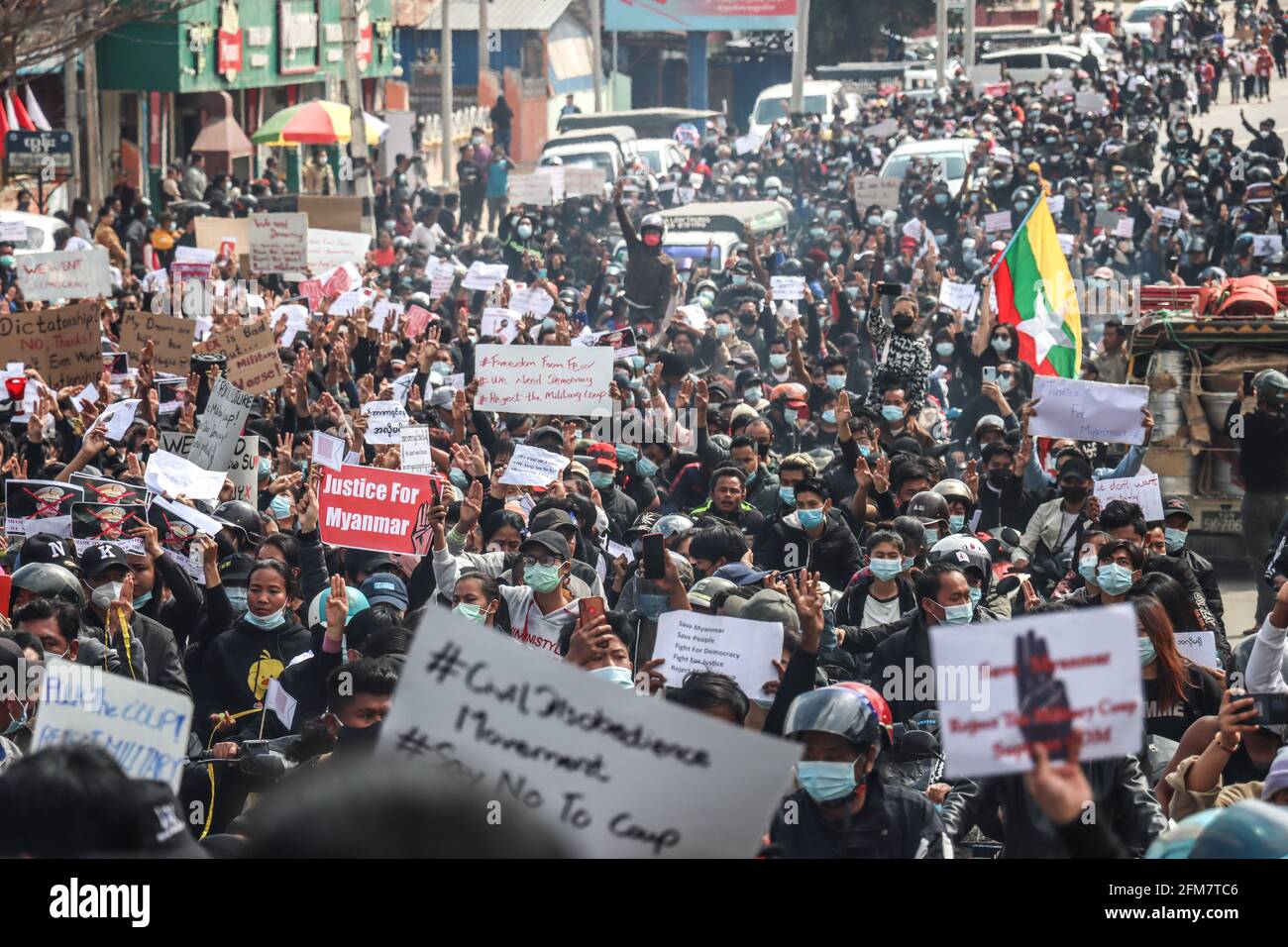 Lashio, Stato dello Shan del Nord, Myanmar. 17 Marzo 2021. Migliaia di manifestanti anti anti anti-militaristi hanno indetto cartelli che chiedono di liberare Aung San Suu Kyi mentre marciavano durante una manifestazione contro il colpo di stato militare.UNA folla massiccia è scesa per le strade di Lashio per protestare contro il colpo di stato militare e ha chiesto il rilascio di Aung San Suu Kyi. L'esercito del Myanmar ha arrestato il consigliere di Stato del Myanmar Aung San Suu Kyi il 01 febbraio 2021 e ha dichiarato uno stato di emergenza mentre coglie il potere nel paese per un anno dopo aver perso l'elezione contro la Lega nazionale per la democrazia (credito Imag Foto Stock