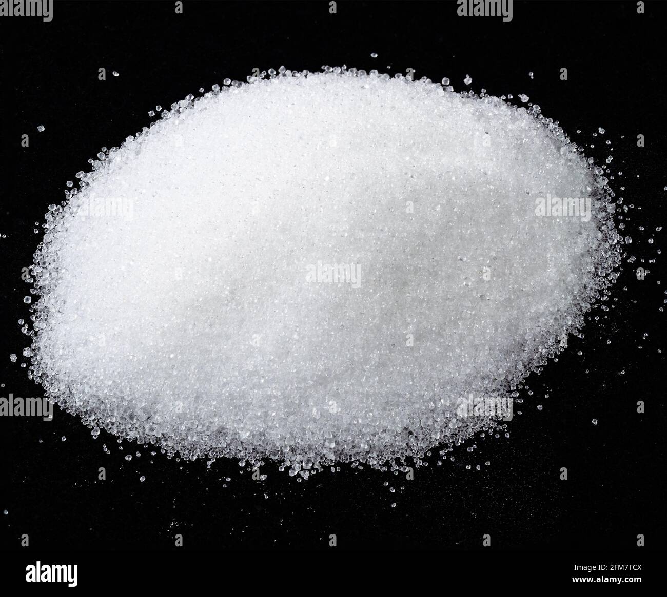 cumulo di estratto cristallino di stevia zucchero vegetale sostituto closeup sulla piastra nera Foto Stock