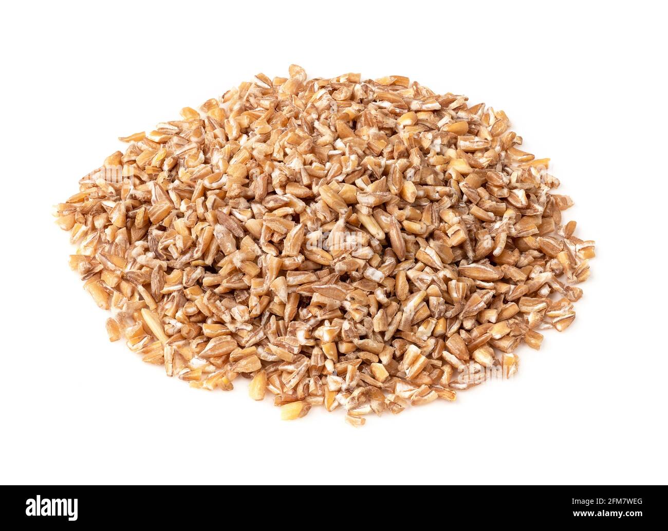 Manciata di groat schiacciati di Emmer farro ha sbucciato la chiocciata di grano su sfondo bianco Foto Stock