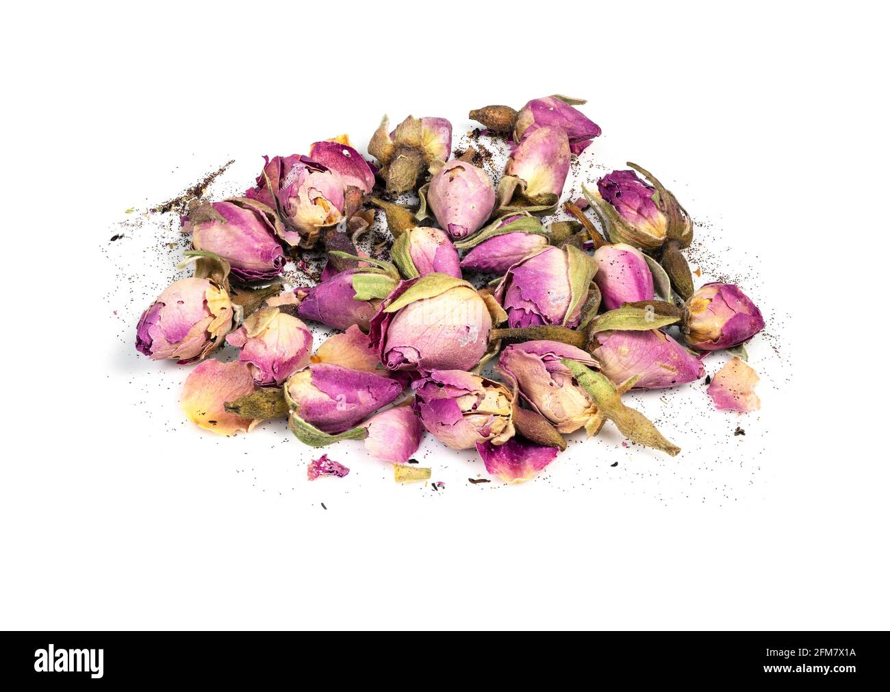 manciata di boccioli di rosa essiccati su sfondo bianco Foto Stock