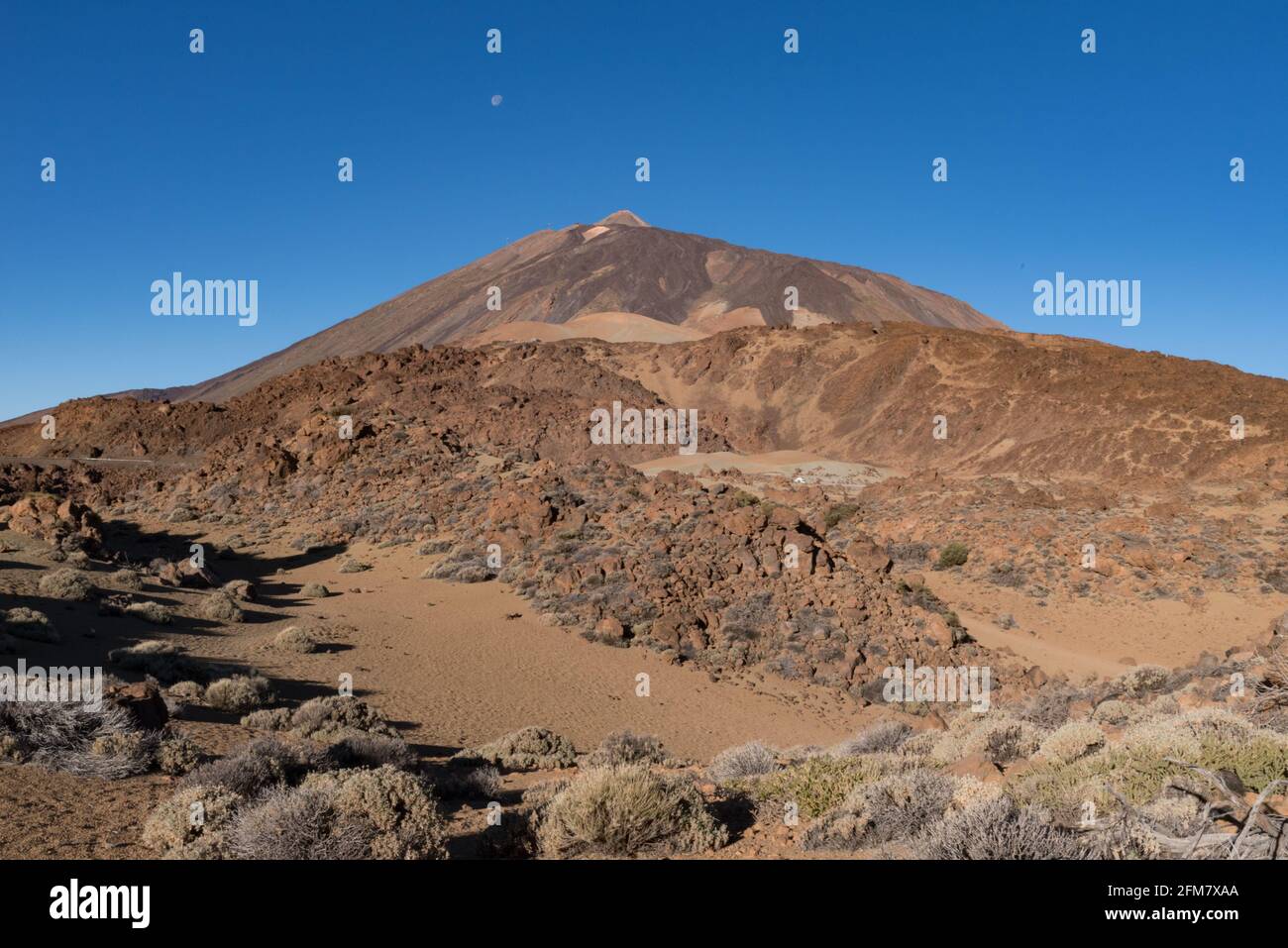 Paesaggio marziano sulle pendici orientali del Montana Blanca Mirador las Minas de San Jose con Monte Teide sullo sfondo. Parco Nazionale Del Teide, Tenerife, Foto Stock