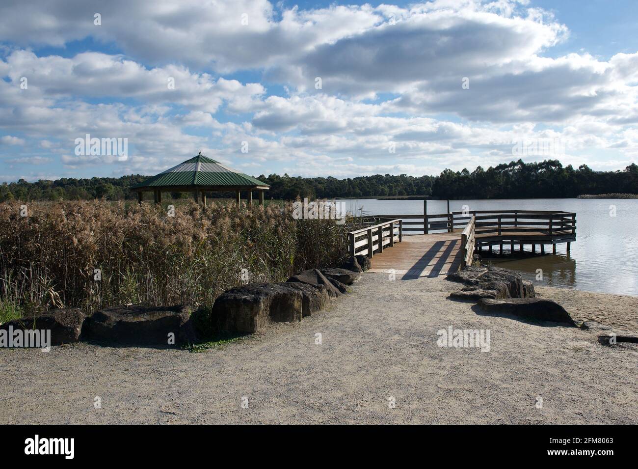 Una piattaforma panoramica sul lago Lillydale. Il lago prende il nome dalla Contea di Lillydale, che aveva una doppia 'L', a differenza della città, con una singola 'L' Foto Stock