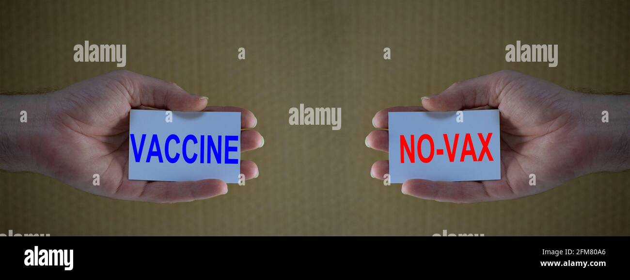 vaccino contro no-vax. concetto per la pandemia di covid19, la desease del coronavirus. Due mani contrapposte con carte che portano le parole vaccino e No-Vax Foto Stock