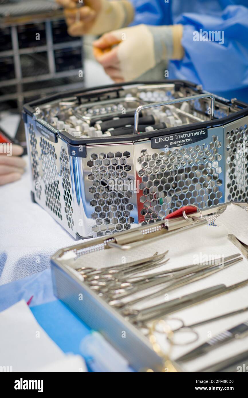 Strumenti chirurgici in uso durante un'operazione. Foto Stock