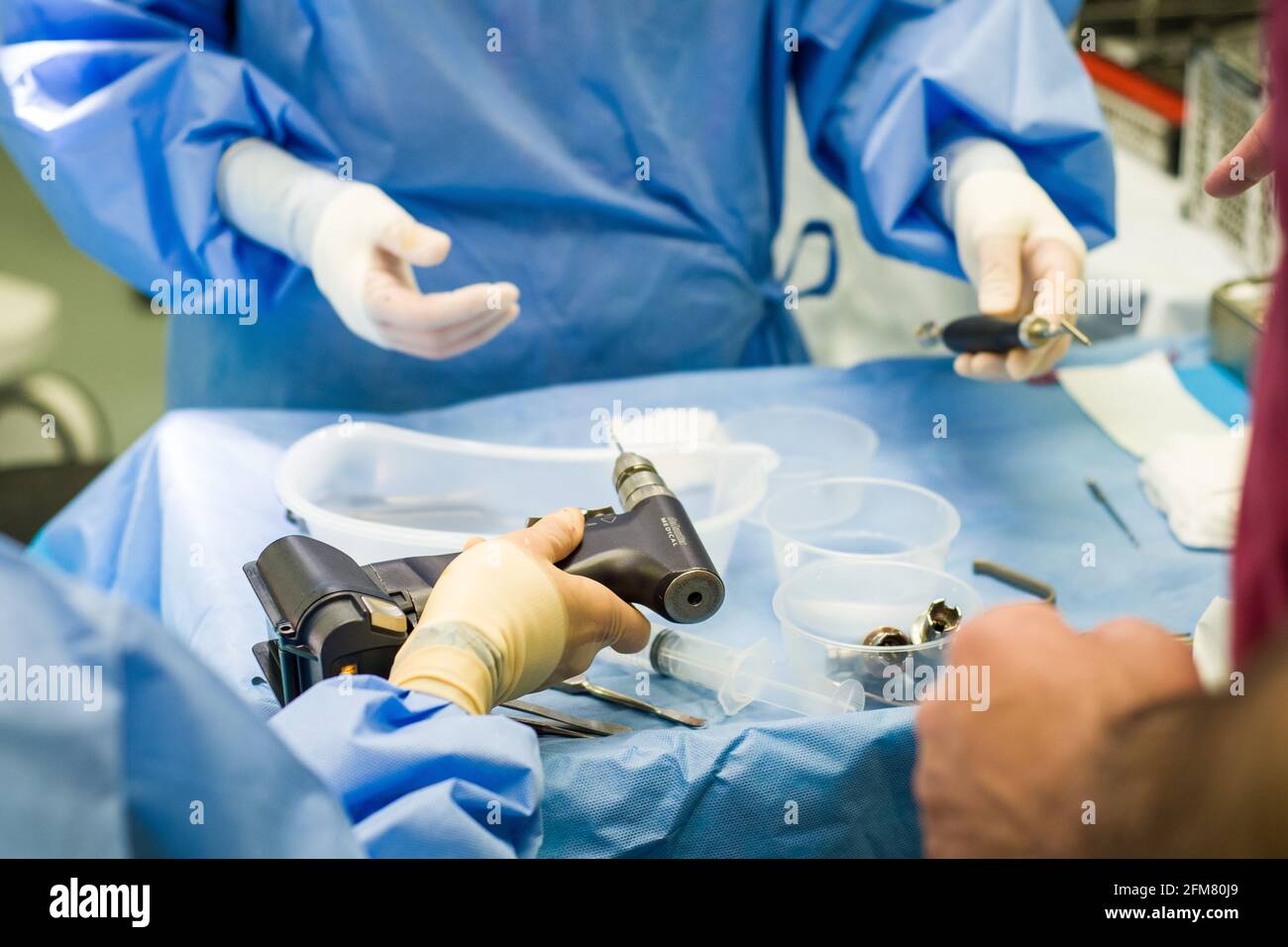 Strumenti chirurgici in uso durante un'operazione. Foto Stock