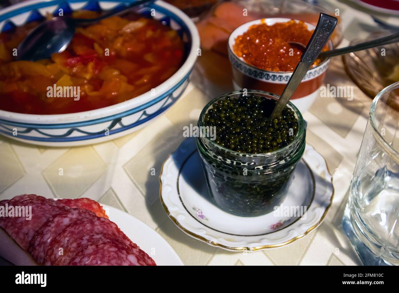 Home festivo servito tavolo con caviale rosso e nero e. altri spuntini diversi Foto Stock