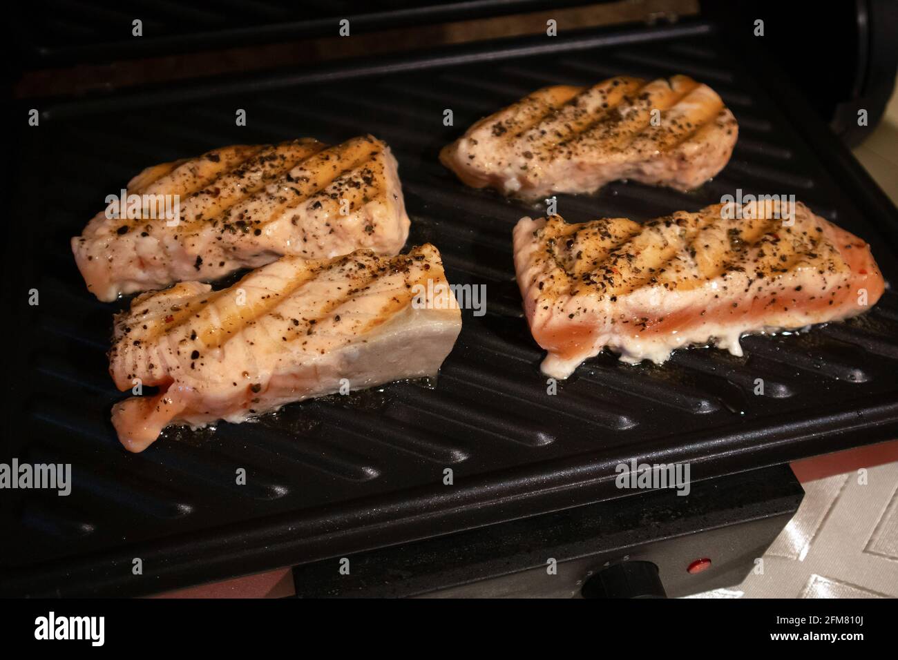 La cottura alla griglia marinati pollo alla griglia su elettrico grill da  tavolo Foto stock - Alamy