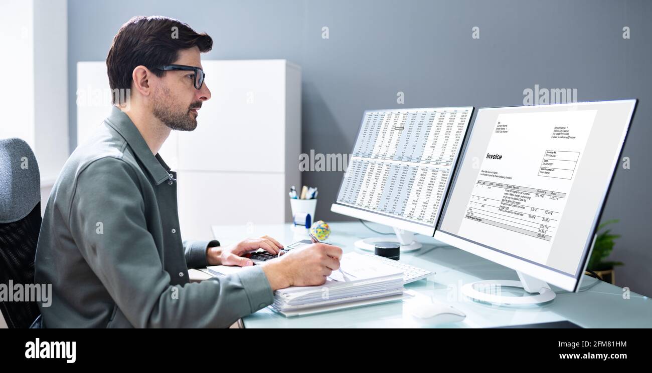 Contabile che utilizza il software e il calcolatore della fattura di e di finanza Foto Stock