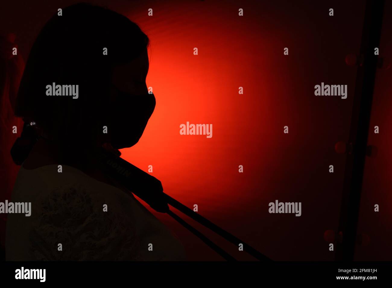 Uomo in silhouette su sfondo rosso, stampa gialla, sorveglianza segreta dei giornalisti. Novità Foto Stock