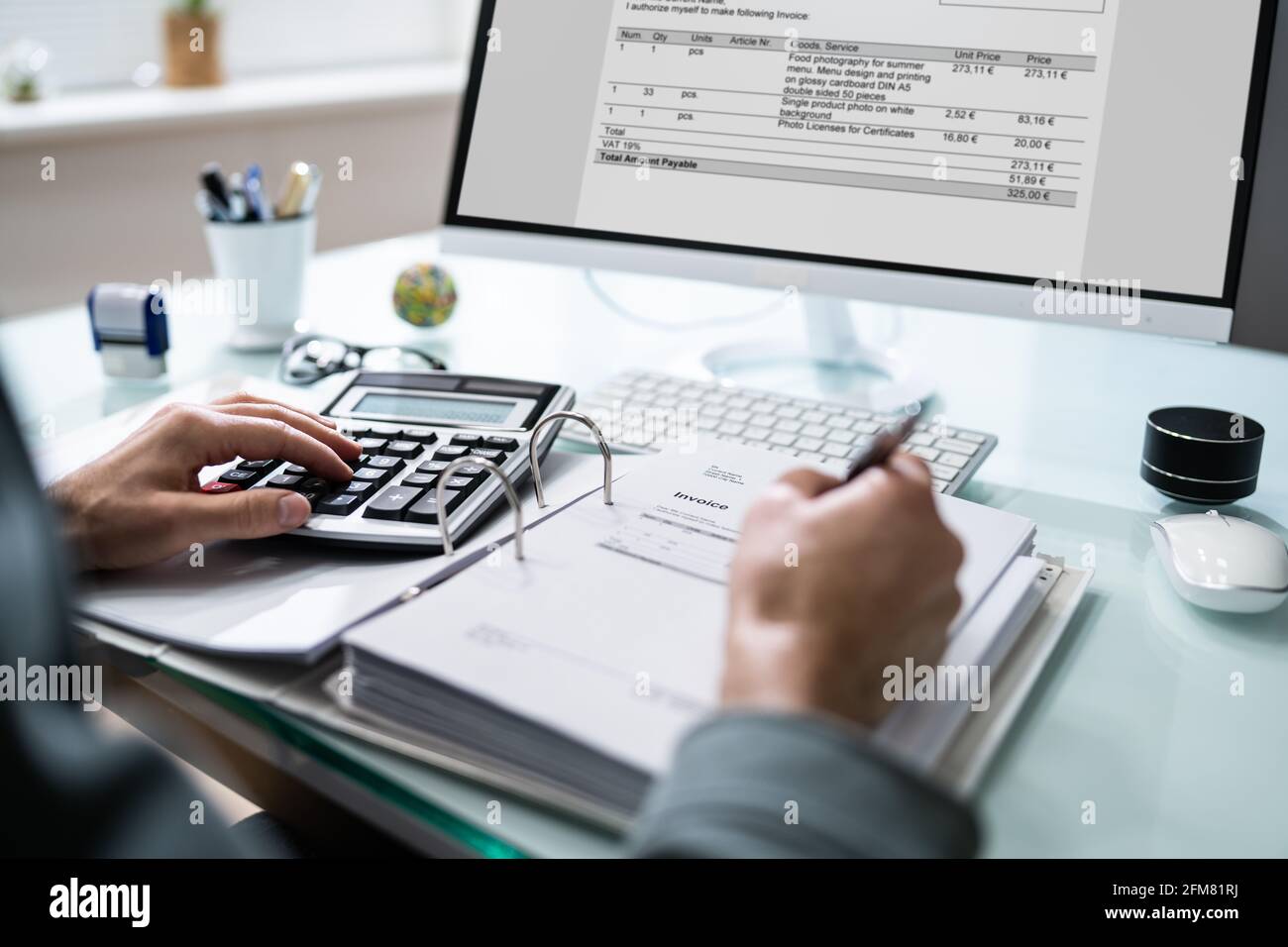 Consulente contabile professionista che utilizza il software di fatturazione elettronica Foto Stock