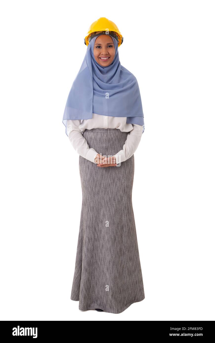 Ritratto a lunghezza intera di un'amica musulmana asiatica sorridente in hijab blu e casco giallo, isolato su sfondo bianco Foto Stock