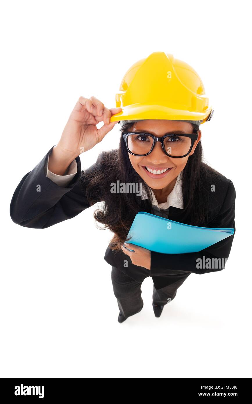 Intera lunghezza di donna asiatica sorridente architetto in occhiali tenendo appunti. Divertente vista ad alto angolo. Ritratto isolato di ingegnere donna Foto stock Alamy