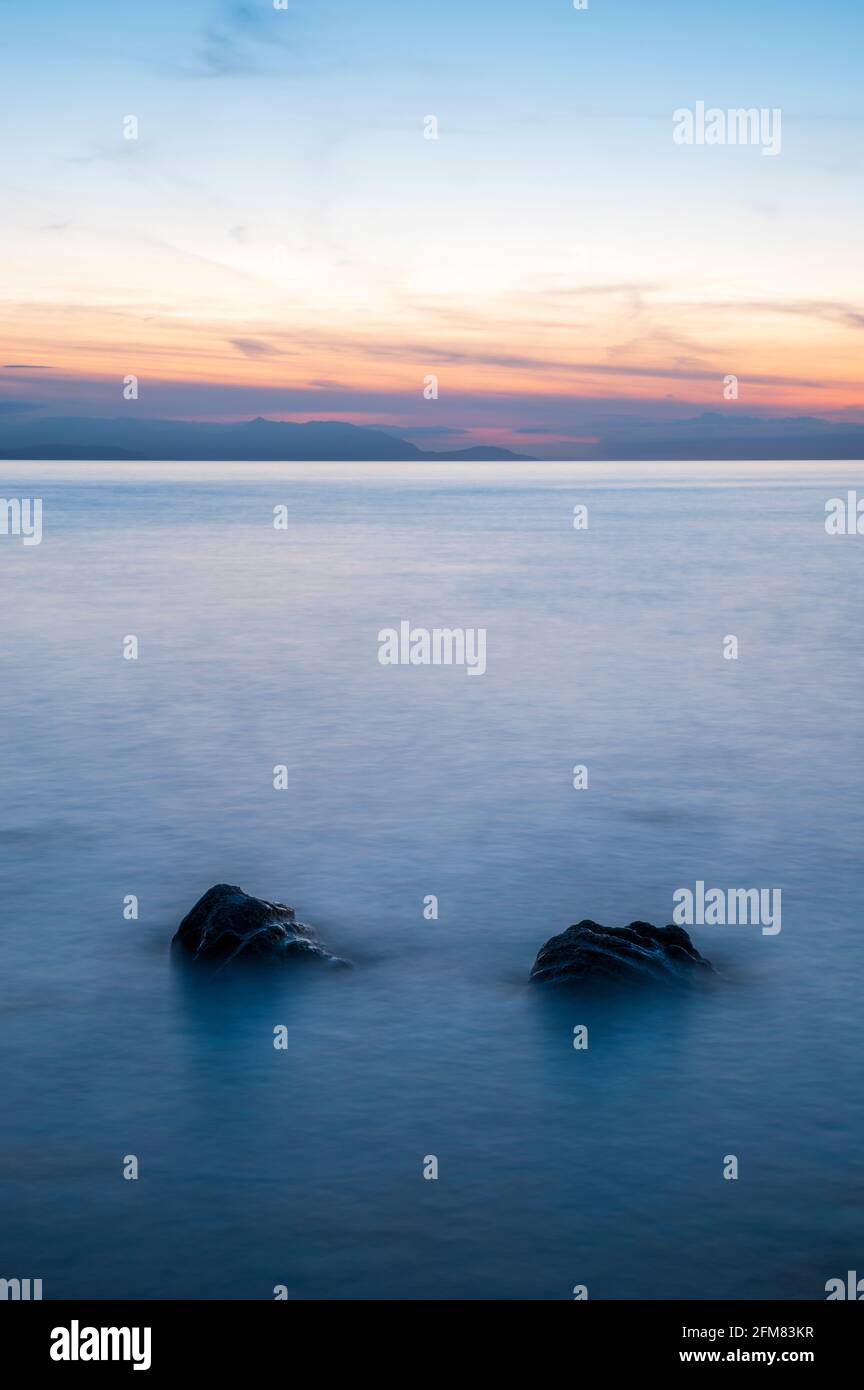 Un bel mare astratto dalla riva di Dunure, Sud Ayrshire, Scozia. Foto Stock