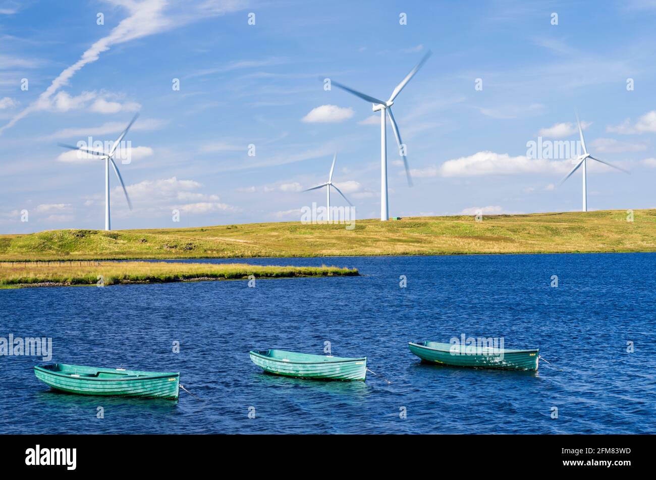 Una vista del lago artificiale di Lochgoin con le turbine eoliche di Whitelee Windfarm sullo sfondo. Foto Stock