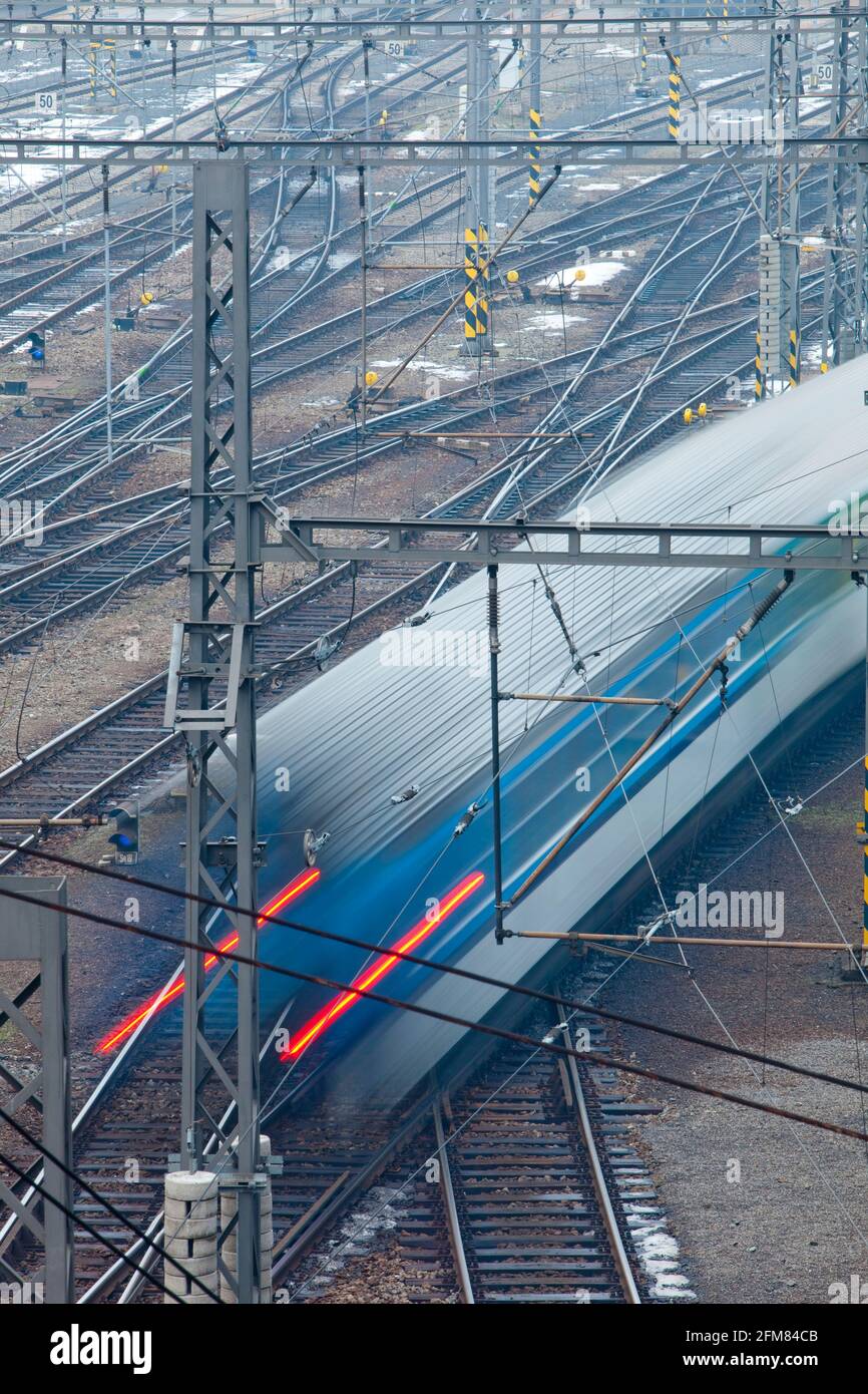 Treno rapido su rotaie ferroviarie - vista dall'alto. Foto Stock