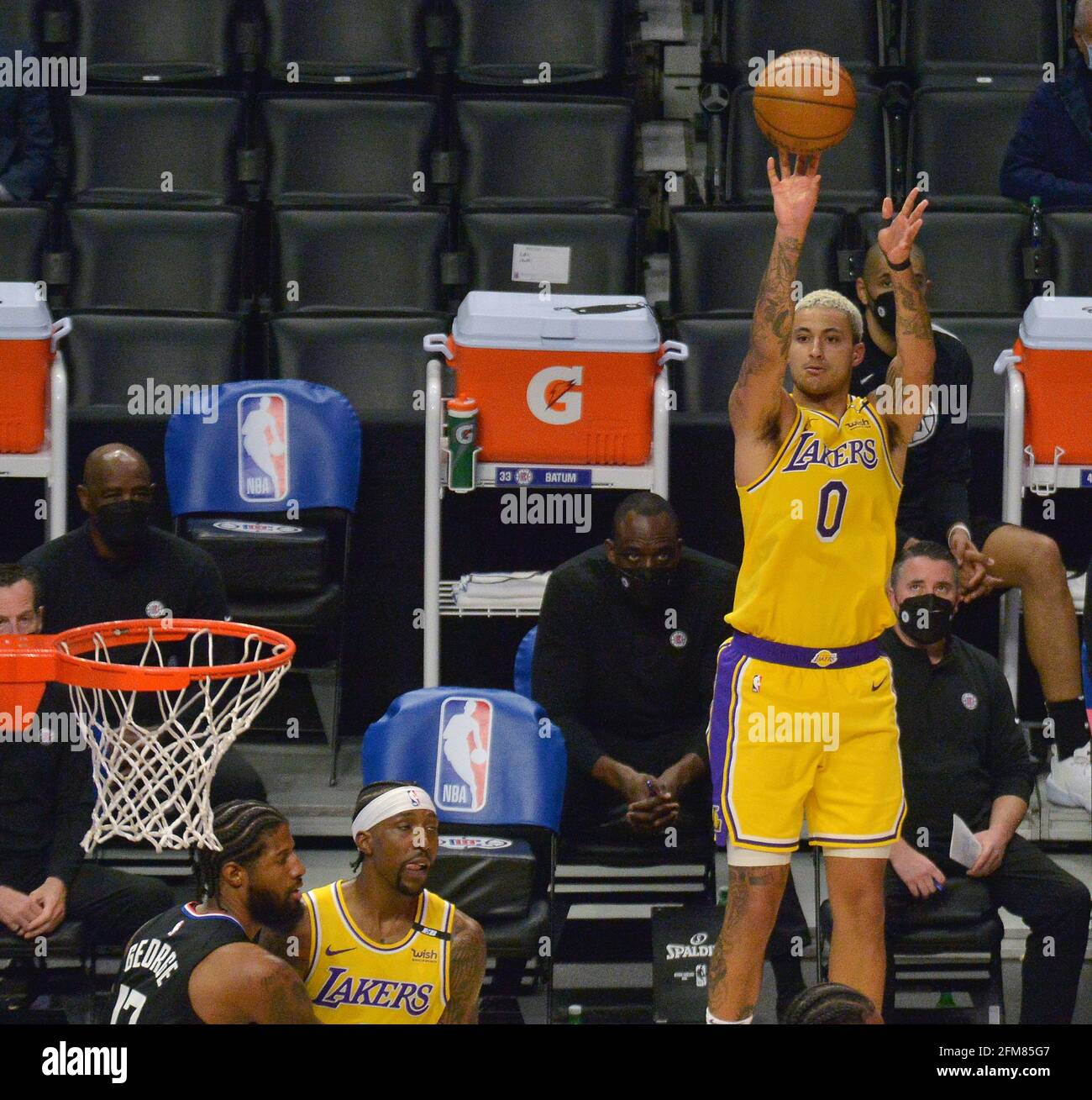 Los Angeles, Stati Uniti. 07 maggio 2021. Il forward di Los Angeles Lakers Kyle Kuzma (0) segna tre puntini contro i Los Angeles Clippers durante la seconda metà allo Staples Center di Los Angeles giovedì 6 maggio 2021. I Clippers sconfissero i Lakers 118-94. Foto di Jim Ruymen/UPI Credit: UPI/Alamy Live News Foto Stock