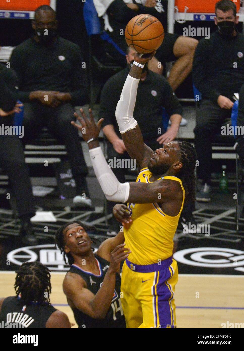 Los Angeles, Stati Uniti. 07 maggio 2021. Il centro dei Lakers di Los Angeles Montrezl Harrell (15) è scagliato dalla guardia dei Clippers di Los Angeles Terance Mann (14) durante la seconda metà allo Staples Center di Los Angeles giovedì 6 maggio 2021. I Clippers sconfissero i Lakers 118-94. Foto di Jim Ruymen/UPI Credit: UPI/Alamy Live News Foto Stock